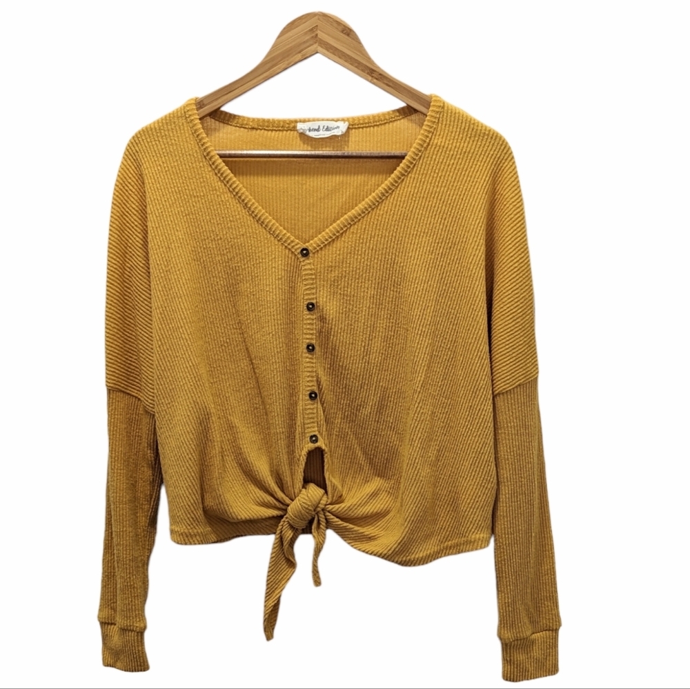 Yellow Long Sleeve Ribbed Buttonup with Front Tie Size Medium